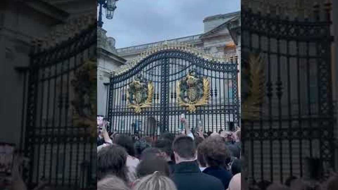 Πλήθος κόσμου για τον θάνατο της Βασίλισσας