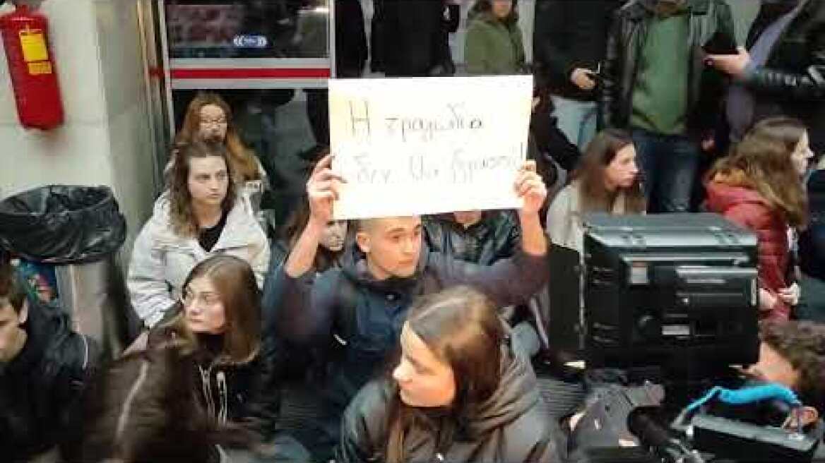 THESSTODAY.GR - Καθιστική διαμαρτυρία στον ΟΣΕ Θεσσαλονίκης για την τραγωδία στα Τέμπη