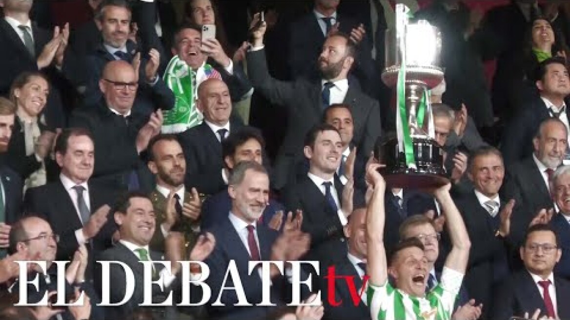 Joaquín levanta la Copa y desata la euforia en La Cartuja