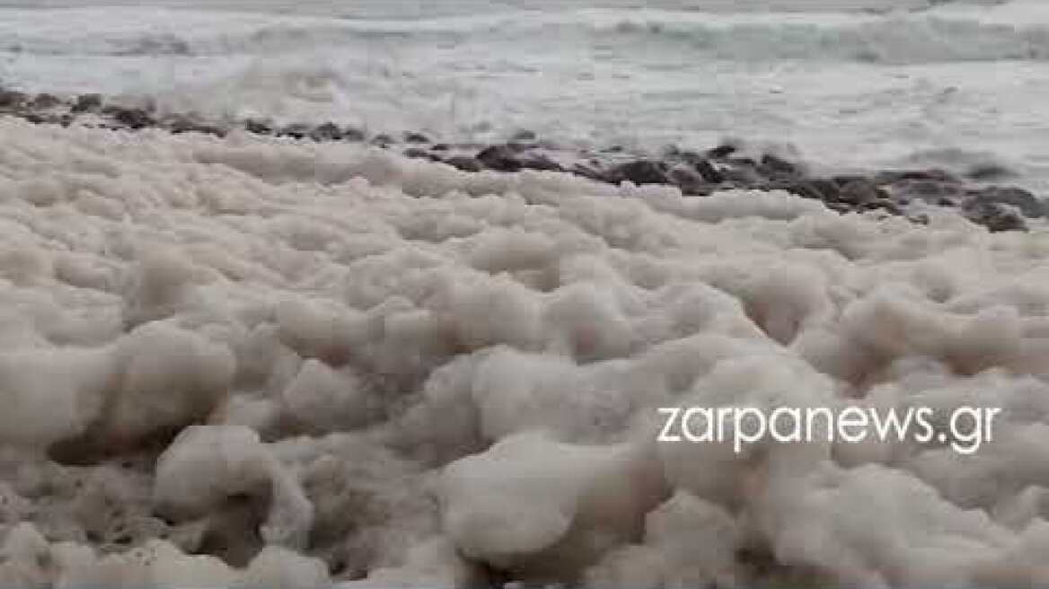 Άφρισε η θάλασσα μετά την κακοκαιρία στον Κριό Παλαιόχωρας