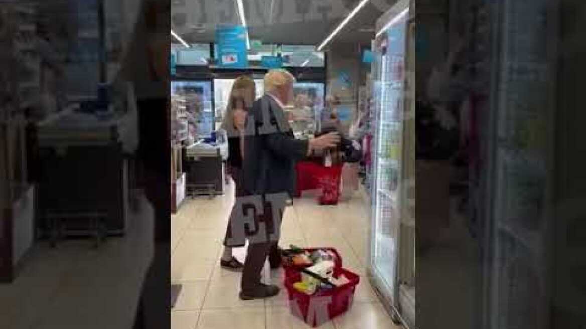 Ο Μπόρις Τζόνσον να ψωνίζει σε σούπερ μάρκετ στον Μαραθώνα