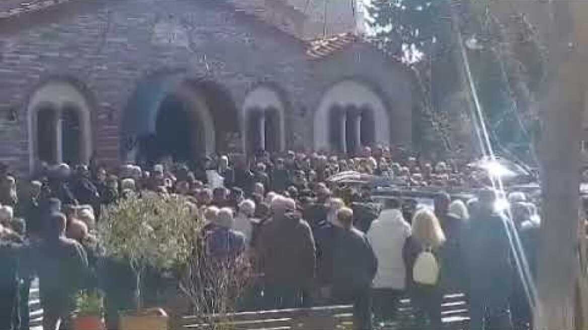 Θεσσαλονίκη: Θρήνος στην κηδεία του αστυνομικού που σκοτώθηκε μαζί με τον 15χρονο γιο του στα Τέμπη