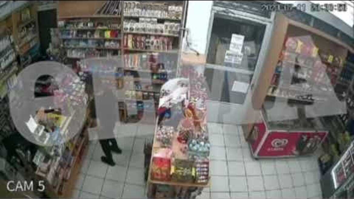 Χολαργός: Ιδιοκτήτρια μίνι μάρκετ παλεύει με ληστή