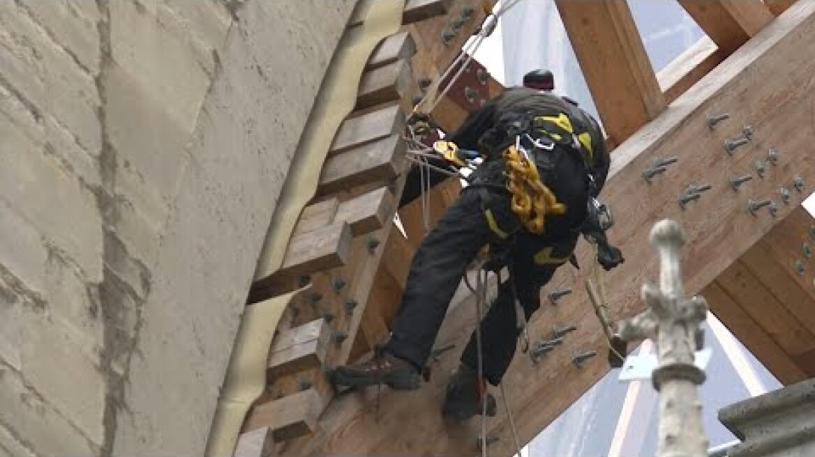 Notre-Dame workers continue removal of fire-damaged scaffolding | AFP