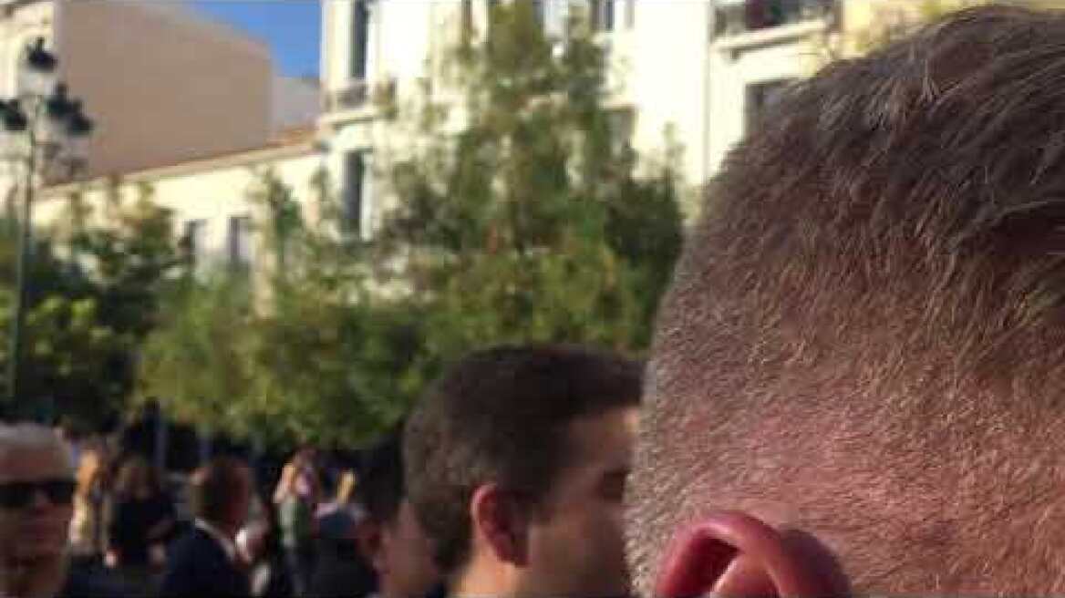 Kόσμος συγκεντρωμένος έξω από τη Μητρόπολη