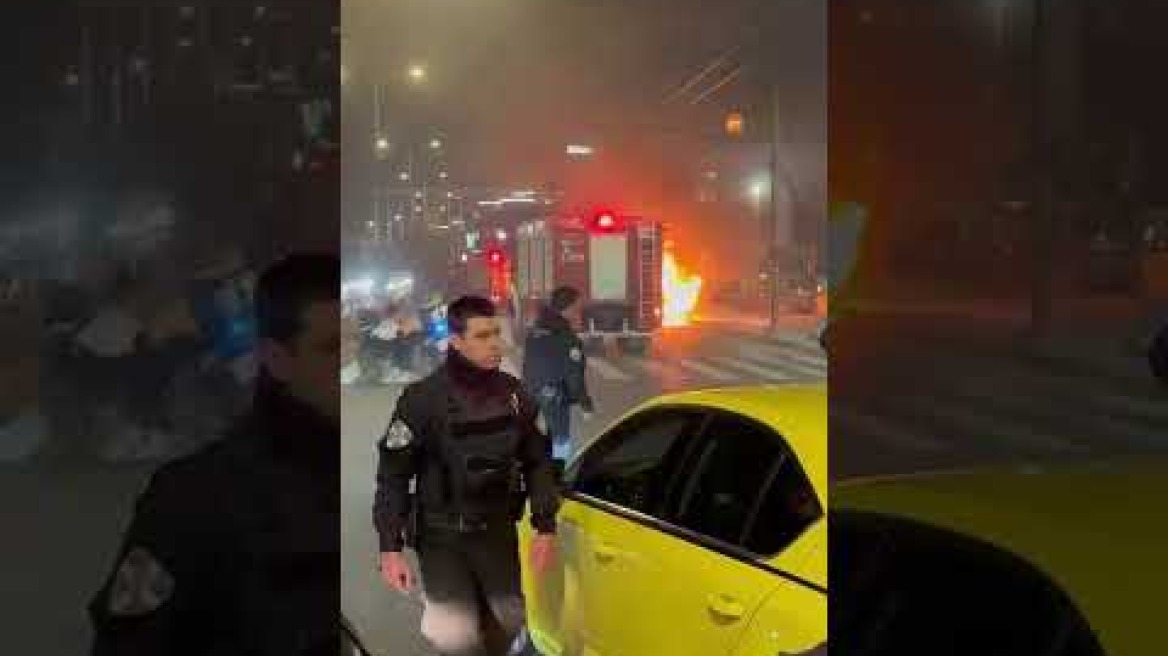 Φωτιά σε αυτοκίνητο στην Κηφισίας στο ύψος της Φιλοθέης (3)
