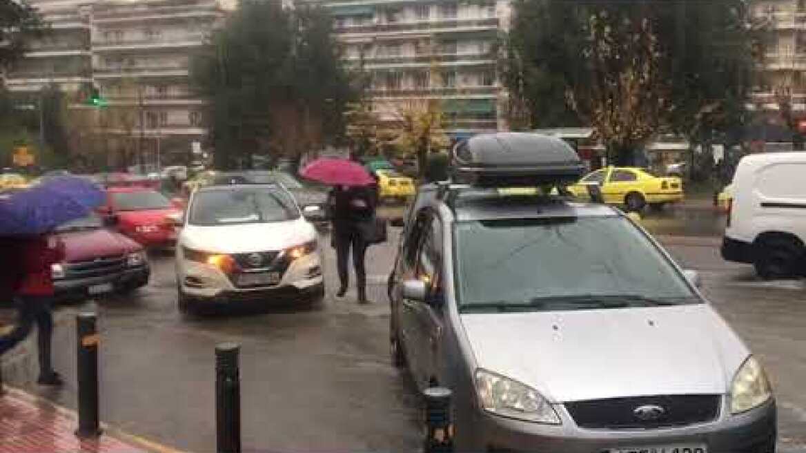 Βροχή στο κέντρο της Αθήνας