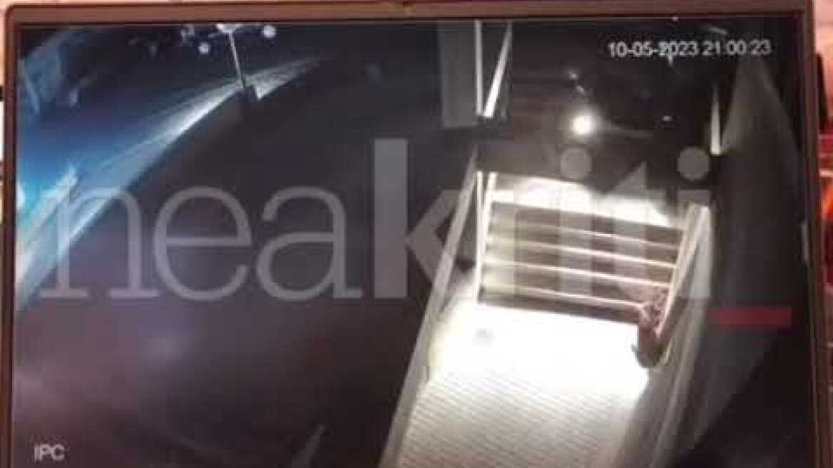 Αυτοκίνητο βρέθηκε στα σκαλιά του Πολιτιστικού Κέντρου στο Ηράκλειο