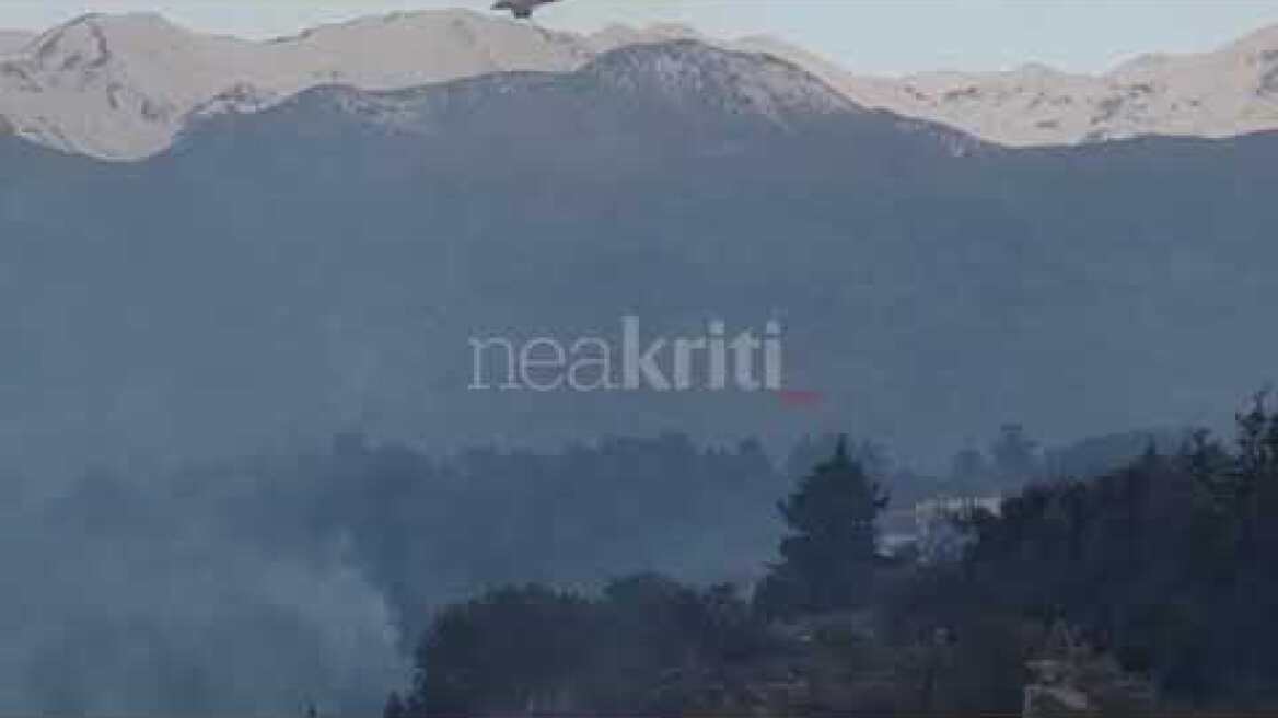 Μεγάλη επιχείρηση της Πυροσβεστικής στην φωτιά στον Αποκόρωνα - Ρίψεις νερού από ελικόπτερο