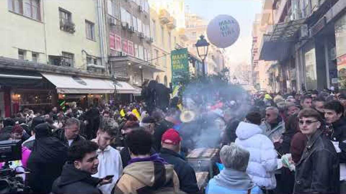 Θεσσαλονίκη: Πλήθος κόσμου στη Βασιλέως Ηρακλείου για την Τσικνοπέμπτη (1)