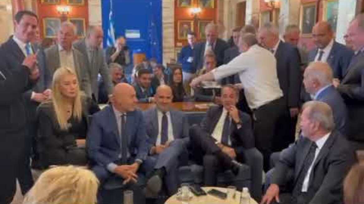 Mitsotakis with ND MPs in the funeral parlor of the Parliament (1)