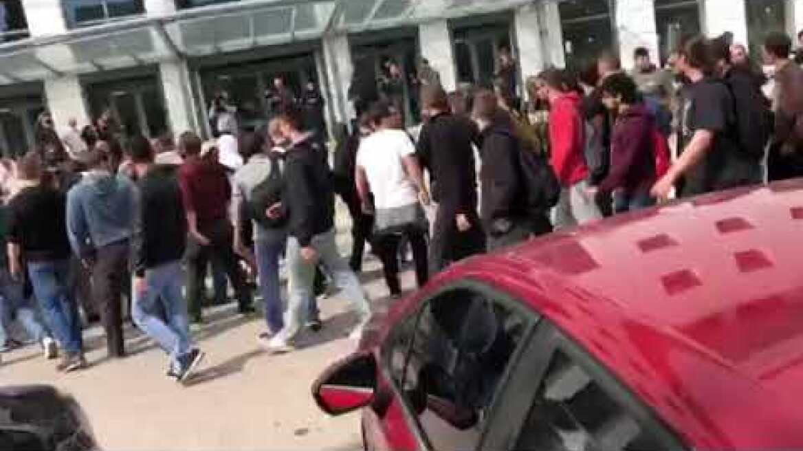 Μαθητές «εισέβαλαν» στο υπουργείο Παιδείας