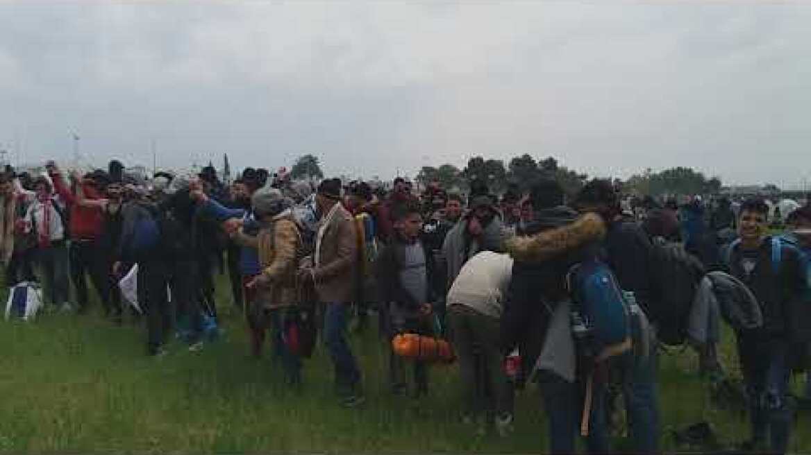 Νέα προσπάθεια προσφύγων να πάνε προς τα σύνορα - Voria.gr