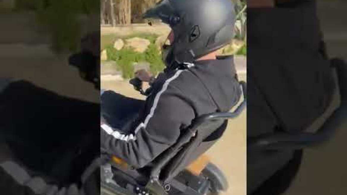 Ο Στέλιος Ρόκκος στη Λήμνο με ηλεκτρικό αμαξίδιο