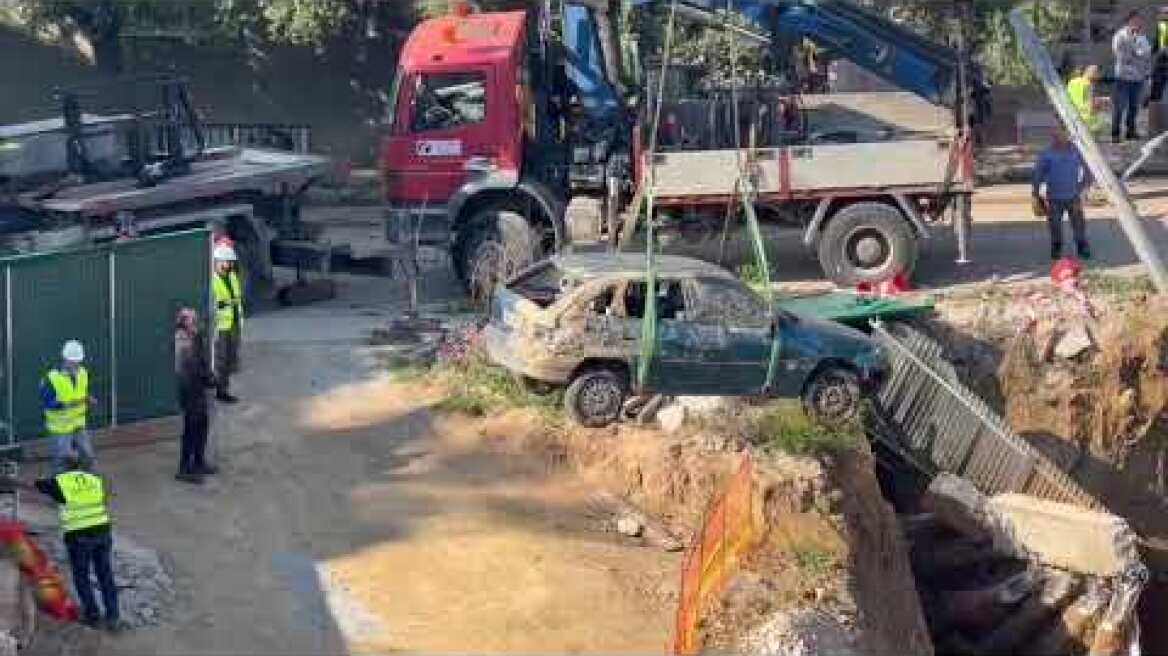 Γεράνος βγάζει από το εργοτάξιο στη Θεσσαλονίκη το αυτοκίνητο