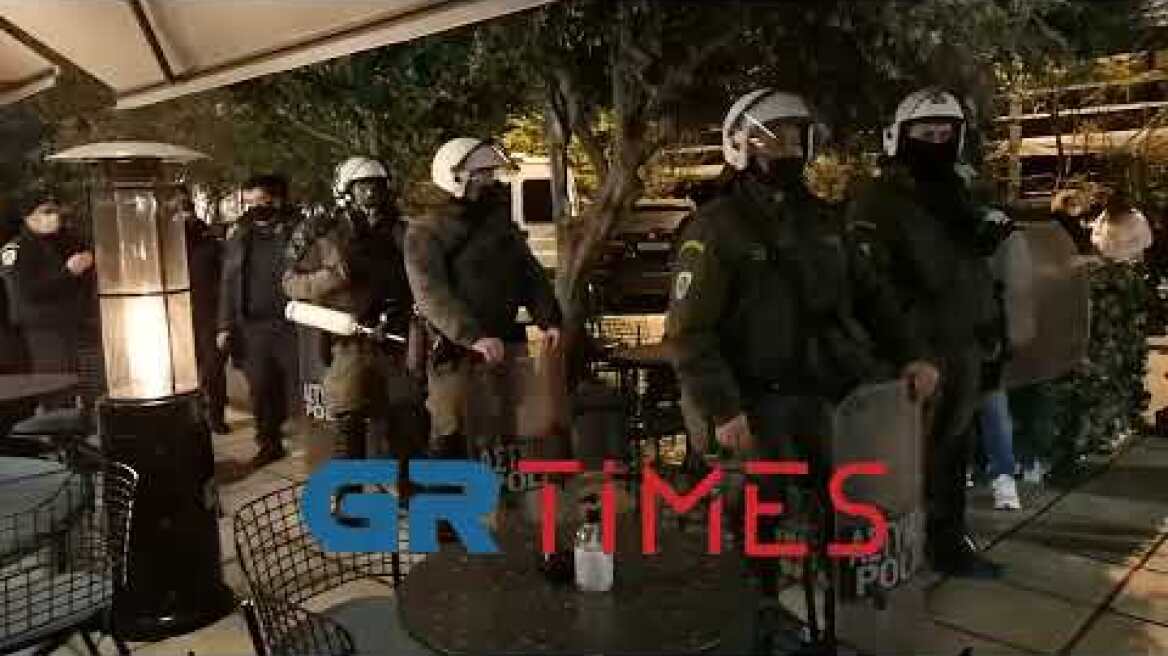 Έξω από το γνωστό καφέ μπαρ η διαμαρτυρία για τον ομαδικό βιασμό