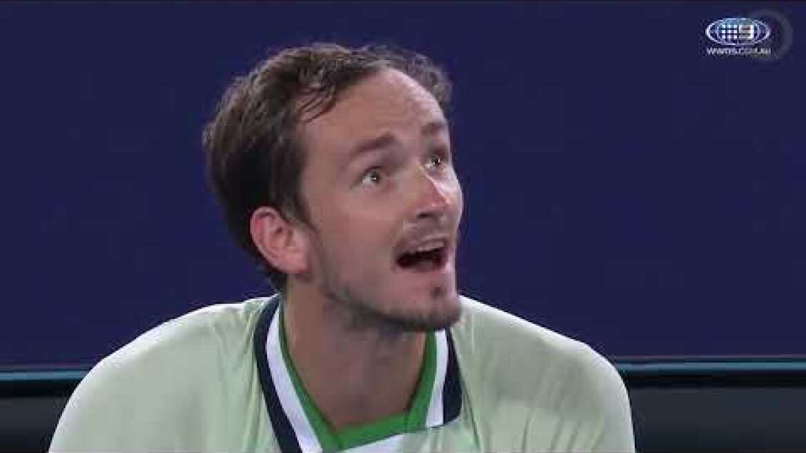 Η Ελληνίδα που αποκάλυψε το coaching στον Τσιτσιπά - Έξαλλος ο Μεντβέντεφ με τον διαιτητή