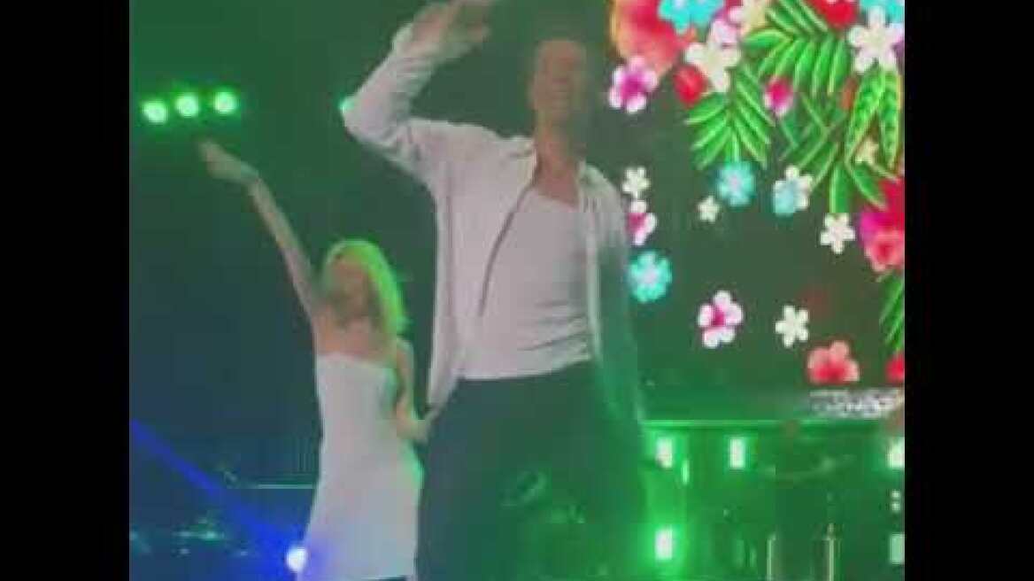 Ο Σάκης Ρουβάς σήκωσε την Τραϊάνα Ανανία στη σκηνή κατά τη διάρκεια της συναυλίας του