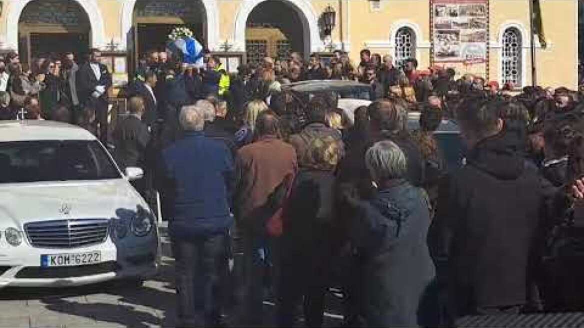 Απέραντη θλίψη στην κηδεία του 23χρονου πυροσβέστη και της συντρόφου του (2)