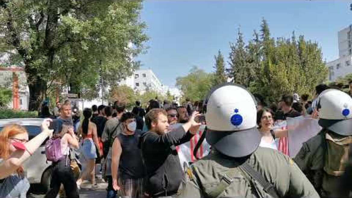 ΑΠΘ: Ξύλο μεταξύ φοιτητών και αποδοκιμασίες κατά την αποχώρηση της αστυνομίας (1)