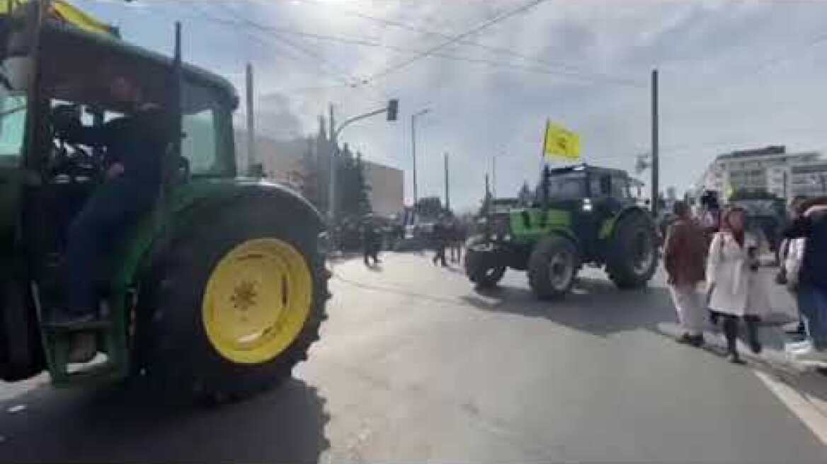 Αποχωρούν τα πρώτα τρακτέρ από Σύνταγμα (3)