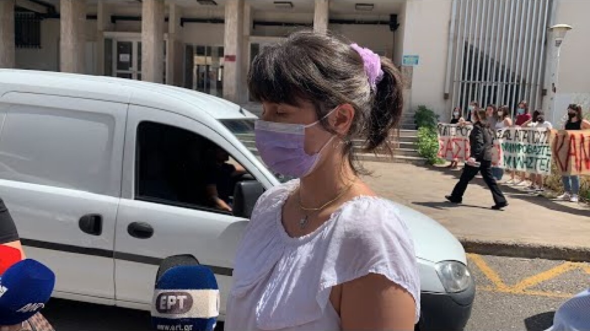 Υπόθεση ιερέα: Συγκέντρωση και δηλώσεις έξω από το δικαστικό μέγαρο Αγρινίου