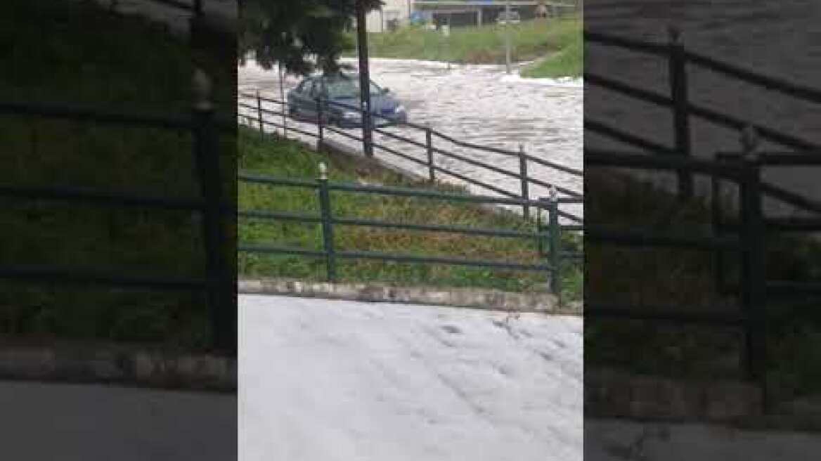 κόλλησαν αμάξια στην οδό Μακρυγιάννη στην Κοζάνη λόγω της έντονης βροχόπτωσης και χαλαζόπτωσης