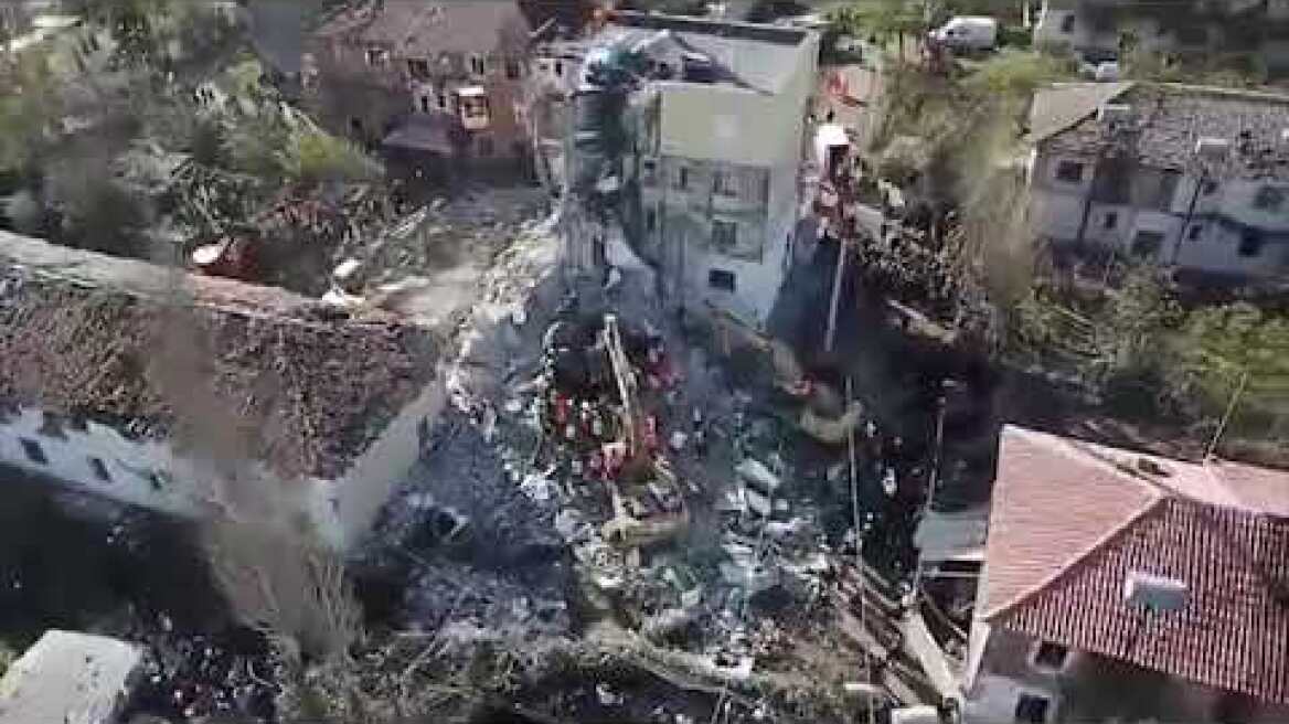 Ora News - Thumana e pare me dron: Si janë shkaterruar pallatet nga tërmeti, mes rrënojave ka njerëz