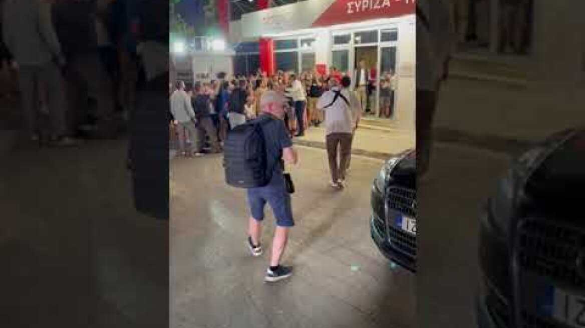 Με χειροκροτήματα και αγκαλιές έφυγε ο Τσιπρας από Κουμουνδούρου