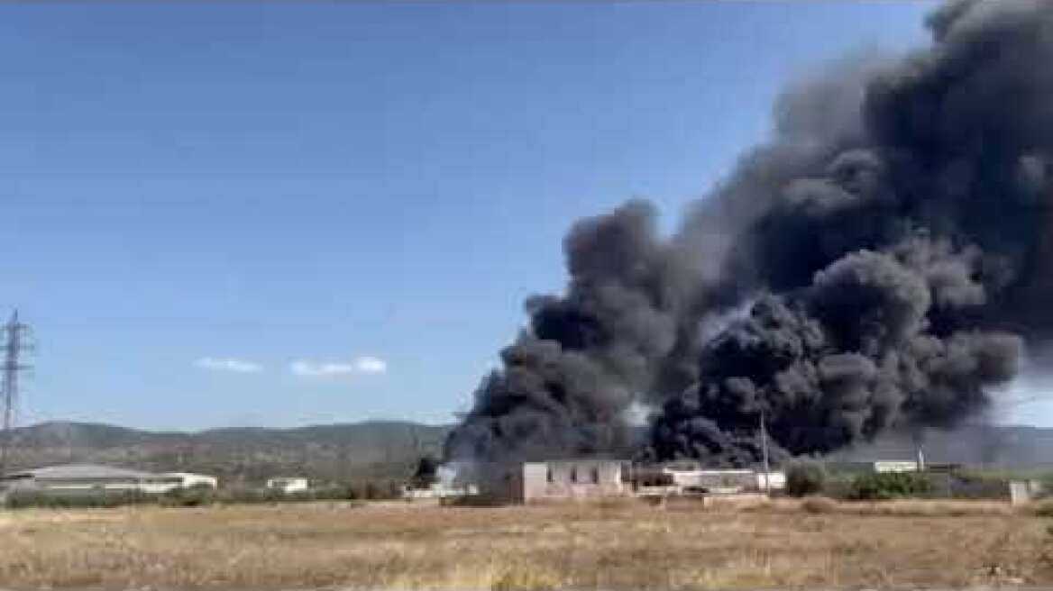Φωτιά στον Ασπρόπυργο δίπλα σε βυτία