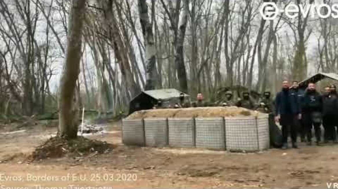 Καστανιές: Στρατιώτες και αστυνομικοί έψαλαν τον Εθνικό Ύμνο δίπλα στον φράκτη