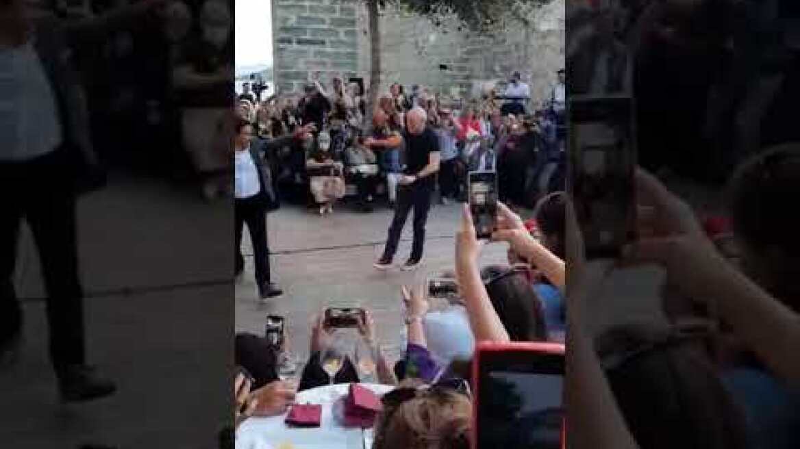 Ζεϊμπέκικο από τον Γιώργο Παπανδρέου στην Αλικαρνασσό.