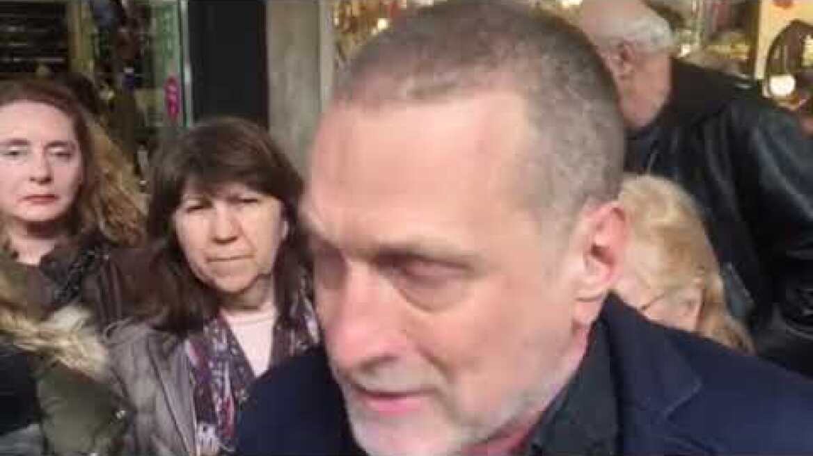 Αγανακτισμένος κάτοικος