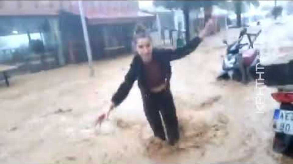 Παραλίγο να παρασυρθεί από τον χείμαρρο – Κόβει την ανάσα το βίντεο από την Σητεία