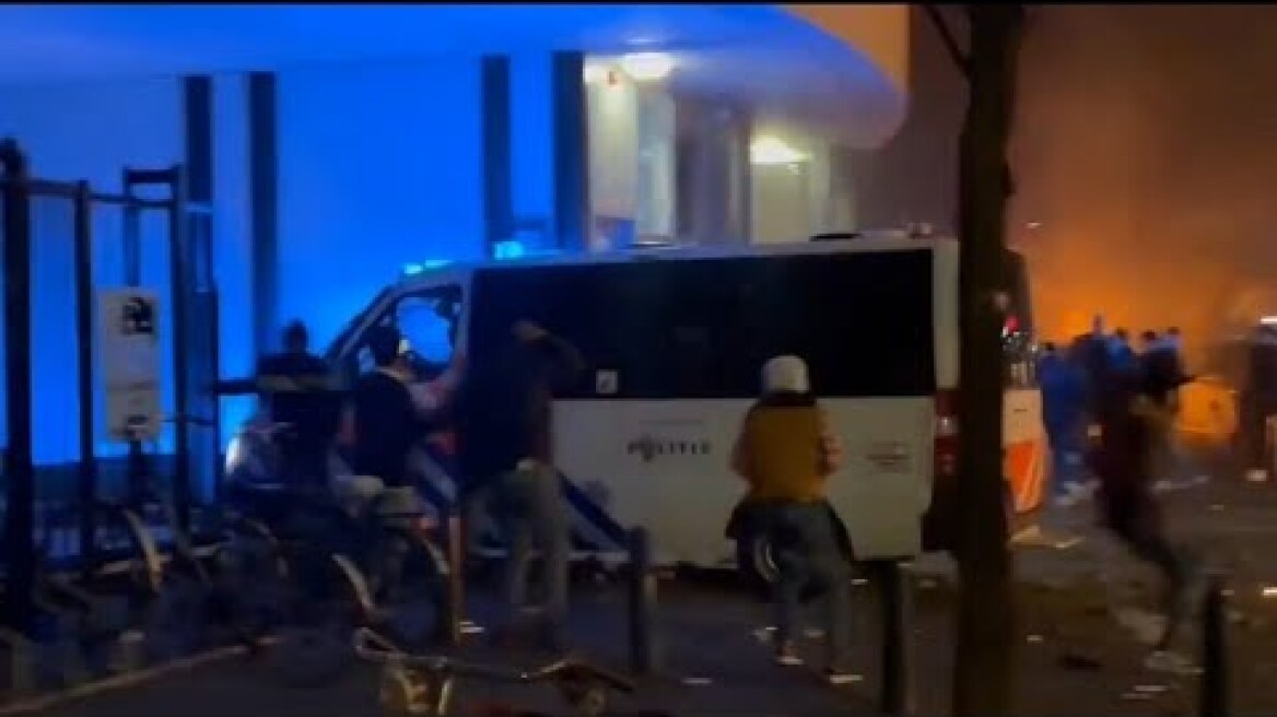 Het gaat helemaal mis in #DenHaag. Rellen ter hoogte van zalencentrum #Opera.