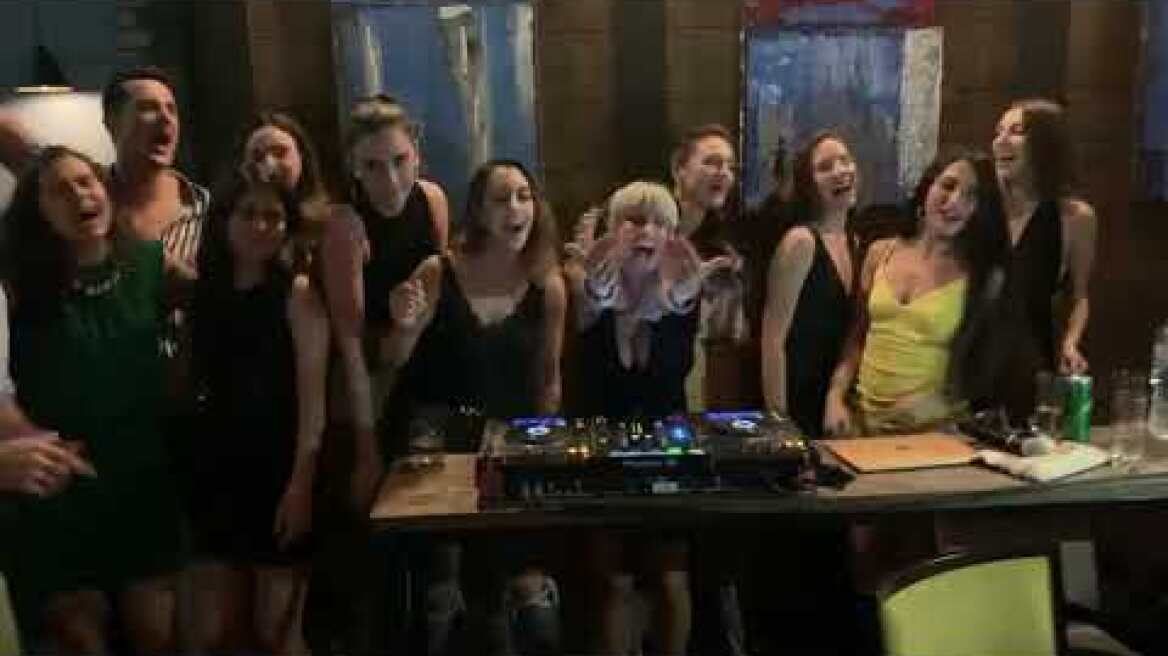 Ντουμπάι: Μια ξέφρενη ελληνική βραδιά μόνο για εμβολιασμένους