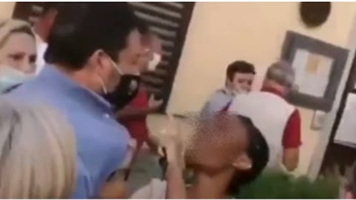 «Io ti maledico». Il video dell’aggressione a Salvini
