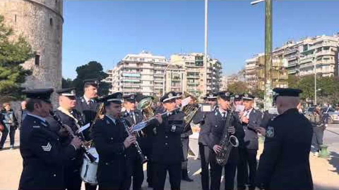 Thesstoday - Χριστουγεννιάτικες μελωδίες από μπάντα ΕΛΑΣ για τη γιορτή του Τροχονόμου