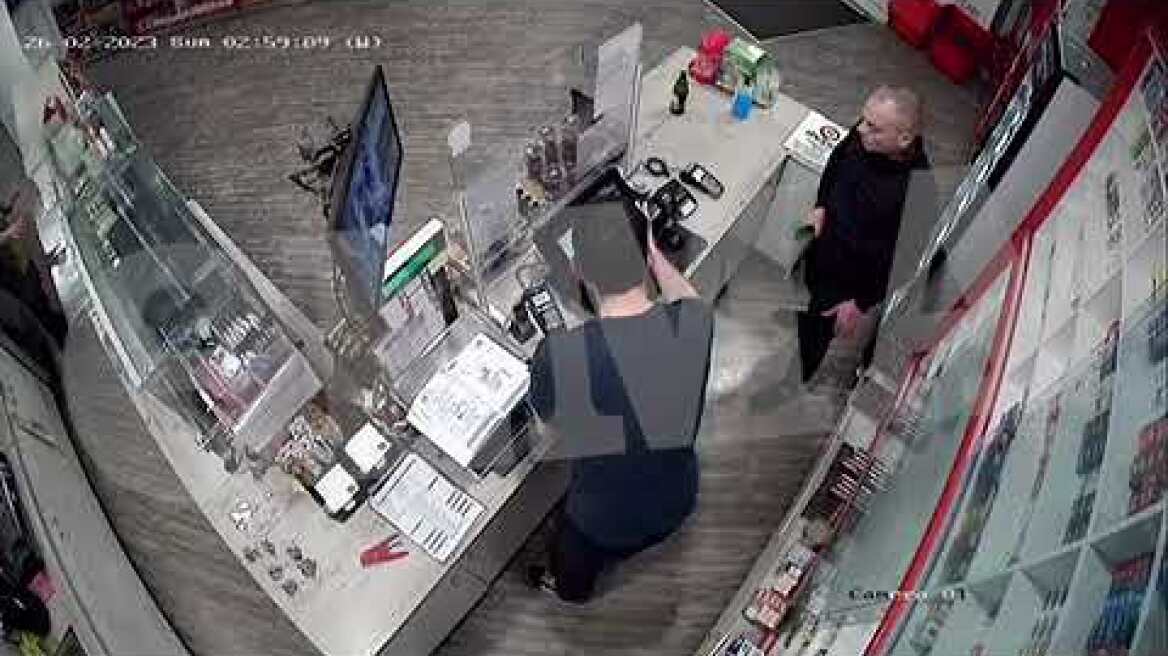 Καρέ–καρέ η δράση του serial ληστή με το μαχαίρι που εισέβαλε σε 24ωρο μίνι μάρκετ