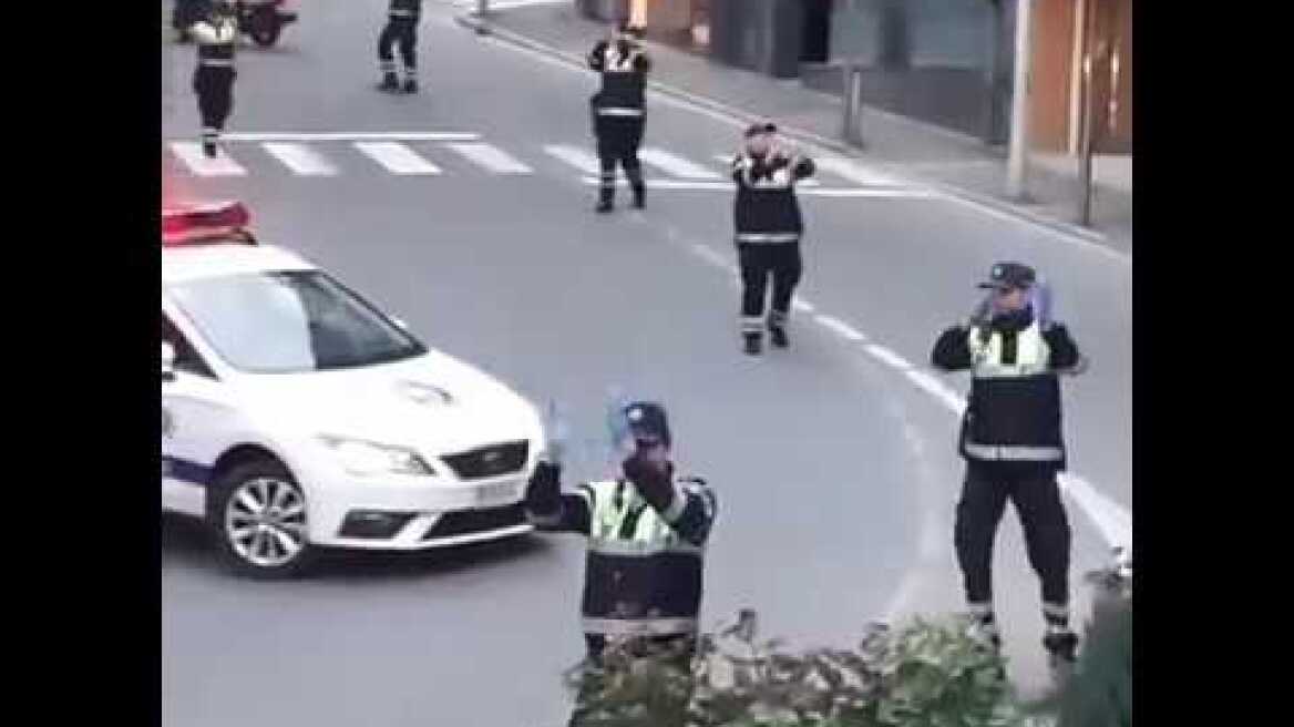 Andorra / Spain: Police officers dancing Baby Shark