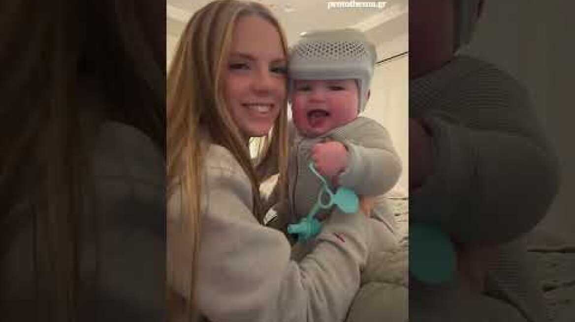 Οργή στις ΗΠΑ με influencer που φορά κράνη για 23 ώρες την ημέρα στα μωρά της για να...