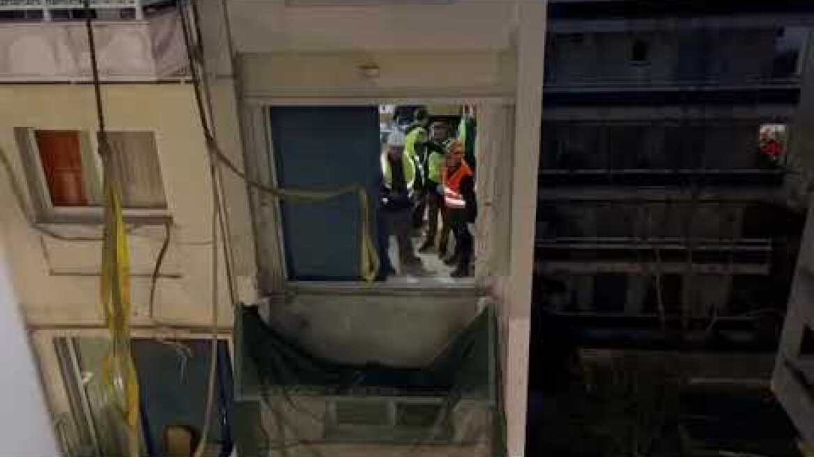 Αυτη τη στιγμη δενουν το αιωρουμενο μπαλκονι