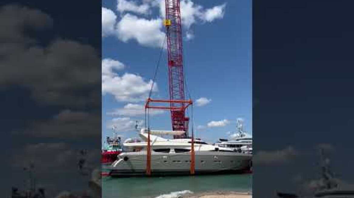 Σπέτσες: Άρχισε η διαδικασία ανύψωσης σκάφους