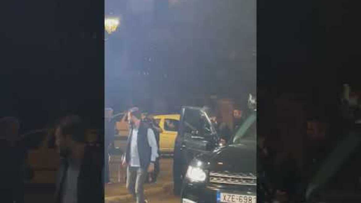 Ο Αλέξης Τσίπρας χαμογελαστός χειροκροτείται