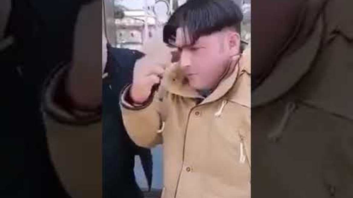 Μπουλινγκ από οπαδό του ΠΑΟΚ που αναγκάζει μουσουλμάνο να κάνει το σταυρό του