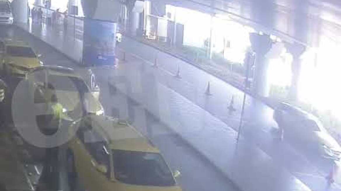 Η στιγμή που «πορτοφολάς» στο Ελ. Βενιζέλος τρέχει να διαφύγει