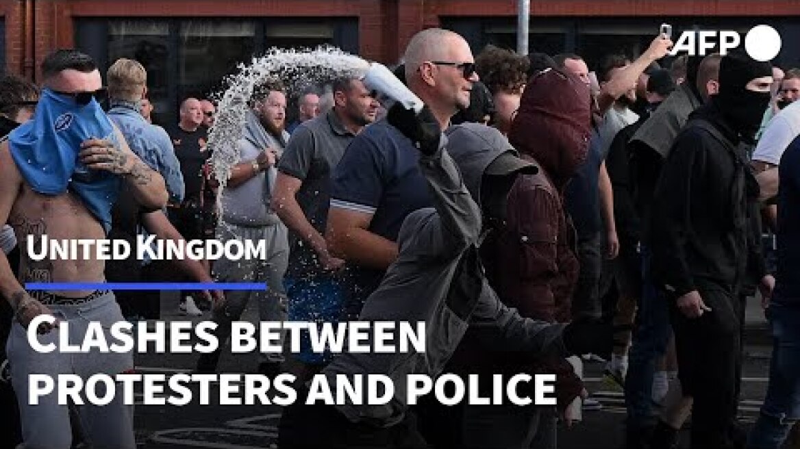 Clashes break out between right-wing, anti-racism protesters and police in the UK | AFP