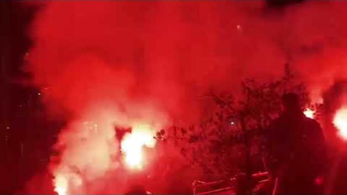 Αδέρφια ζείτε εσείς μας οδηγείτε