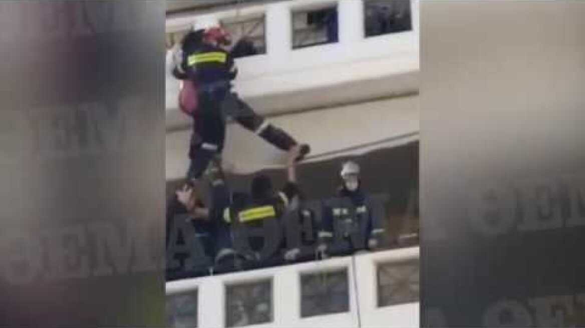 Διάσωση γυναίκας στον Βύρωνα (2)