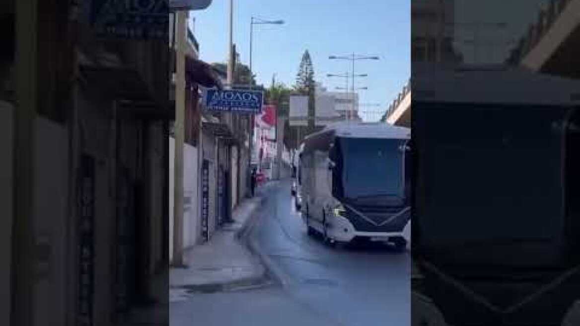 Συνοδεία λεωφορείων στην εκκλησία η νύφη - Βίντεο